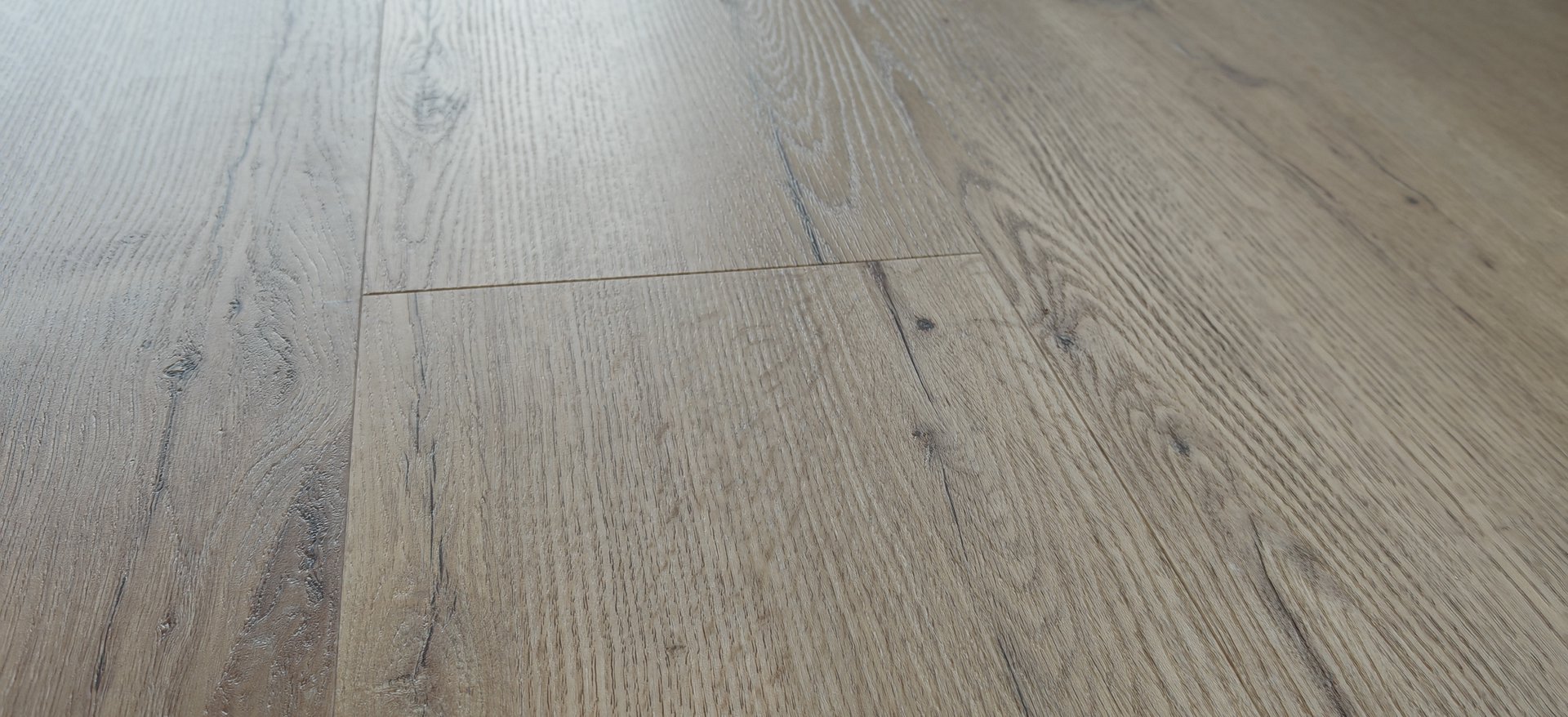 Detail povrchu – BUKOMA PREMIUM U‑CLICK XL Dub Halifax Přírodní, registrovaný emboss